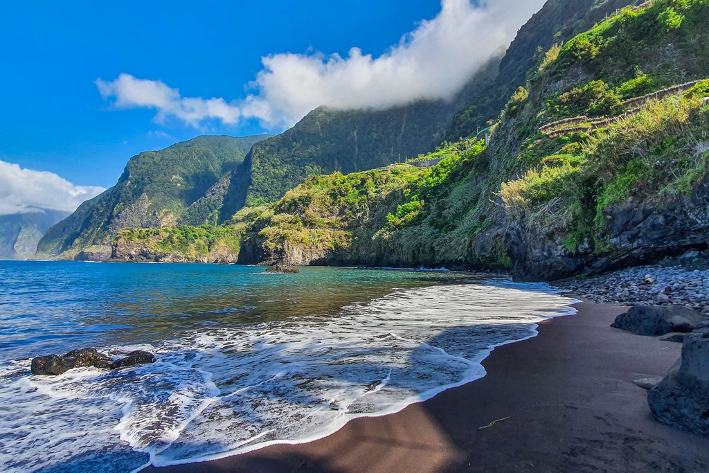Madeira:  perla dell’Atlantico, isola dei fiori e dell’eterna primavera